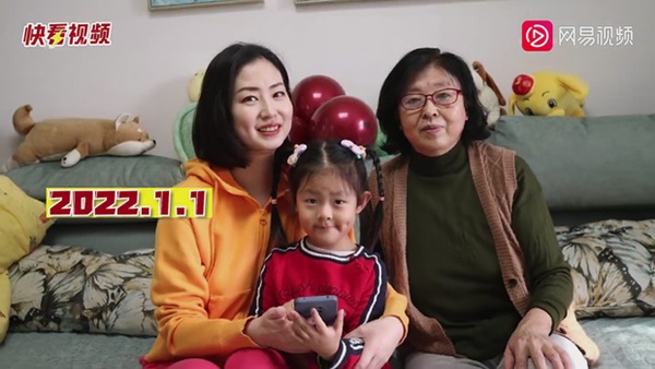 Cô gái khoe ảnh gia đình chụp Tết đều đặn hằng năm, bộ ảnh gây bão vì không khí ngọt ngào nhưng kéo đến cuối chợt thấy lặng người-6