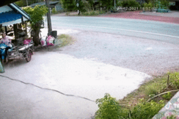 Nhanh chân bỏ chạy, cô gái thoát cú đâm trực diện của xe tải