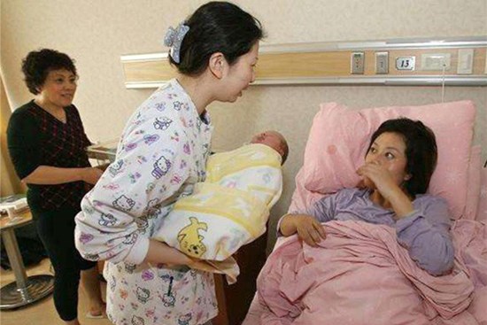 Đẻ xong 15 ngày mẹ chồng mới tới thăm cháu rồi cho 500 nghìn kèm câu này, tôi cười dúi lại cho bà thêm 2 triệu