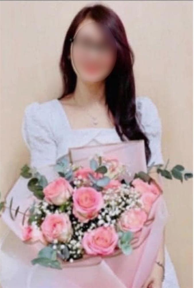 Cuộc hôn nhân của bố mẹ ruột bé V.A: Tình yêu từng lớn đến mức vượt qua sự cấm cản từ bố mẹ chồng nhưng cái kết đắng vì thói lăng nhăng-1