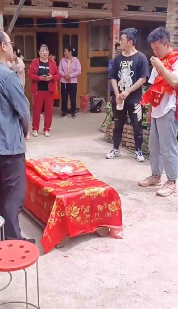 Chú rể mang 100 triệu đi rước dâu nhưng bị nhà gái từ chối, hành động tiếp theo của anh thể hiện sự bất lực đến thương cảm-1