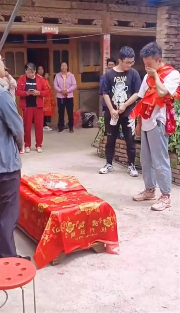 Chú rể mang 100 triệu đi rước dâu nhưng bị nhà gái từ chối, hành động tiếp theo của anh thể hiện sự bất lực đến thương cảm-2