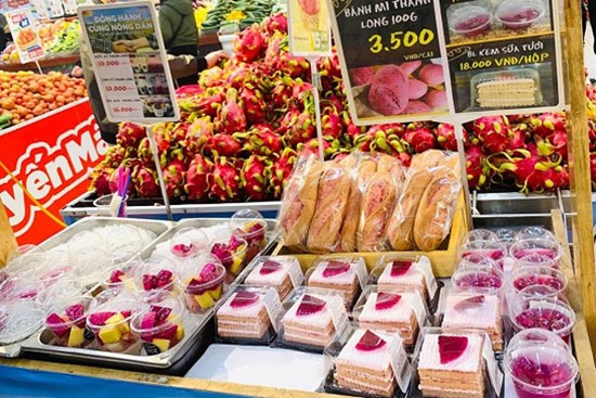 Thanh long được làm thành bánh mì và thạch bán ở siêu thị với giá chỉ 3.500 đồng/chiếc