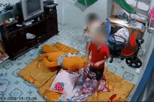 Cướp liều lĩnh phá cửa vào nhà dân khi bên trong chỉ có 2 đứa trẻ, cảnh bé trai gào khóc cầu cứu bố mẹ trước camera khiến nhiều người xót xa