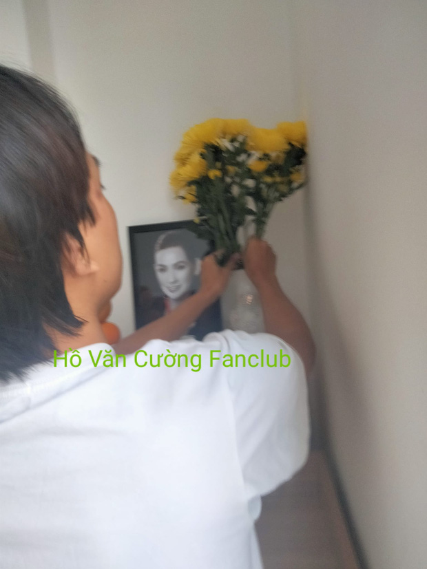 Hồ Văn Cường tự tay cắm hoa, lập bàn thờ cố ca sĩ Phi Nhung tại nhà riêng!-1