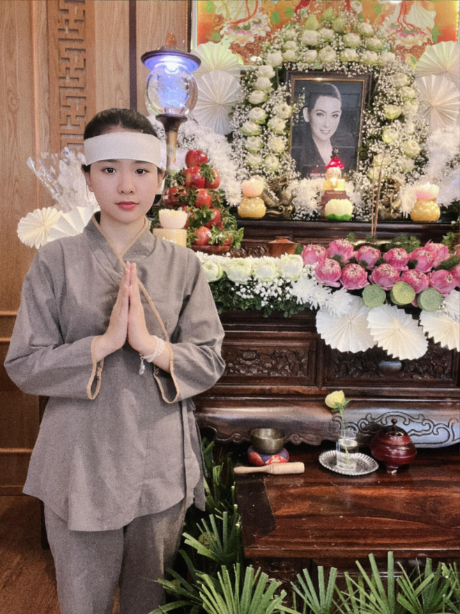 Hồ Văn Cường tự tay cắm hoa, lập bàn thờ cố ca sĩ Phi Nhung tại nhà riêng!-4