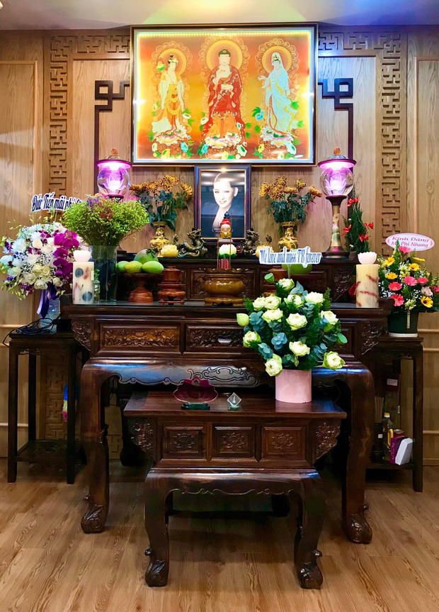 Hồ Văn Cường tự tay cắm hoa, lập bàn thờ cố ca sĩ Phi Nhung tại nhà riêng!-6