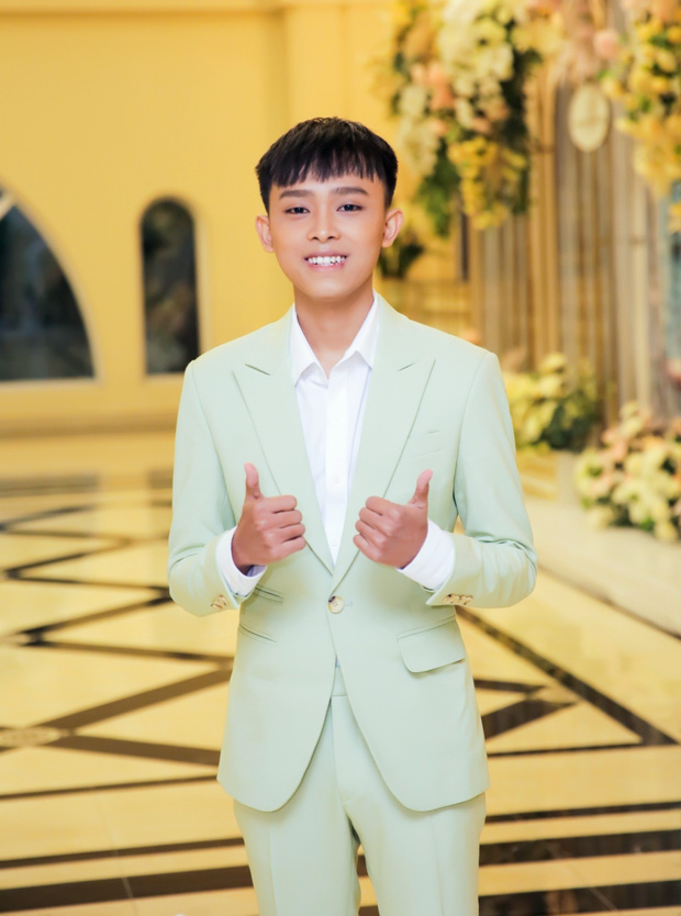 Hồ Văn Cường tự tay cắm hoa, lập bàn thờ cố ca sĩ Phi Nhung tại nhà riêng!-7