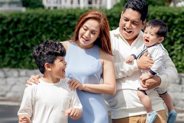 Bà mẹ kế vàng mười của showbiz Việt: Viết thư xin được nuôi con chồng, dạy dỗ đỉnh ra sao mà giờ con thành công ở Mỹ-3