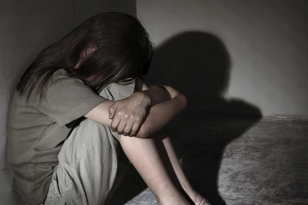 Mẹ cùng bạn trai ân ái trước mặt con gái, hành động tiếp theo man rợ nhưng lời giải thích mới gây căm phẫn tột cùng-1