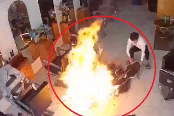 Người đàn ông choáng váng sau khi bật lửa châm thuốc-1