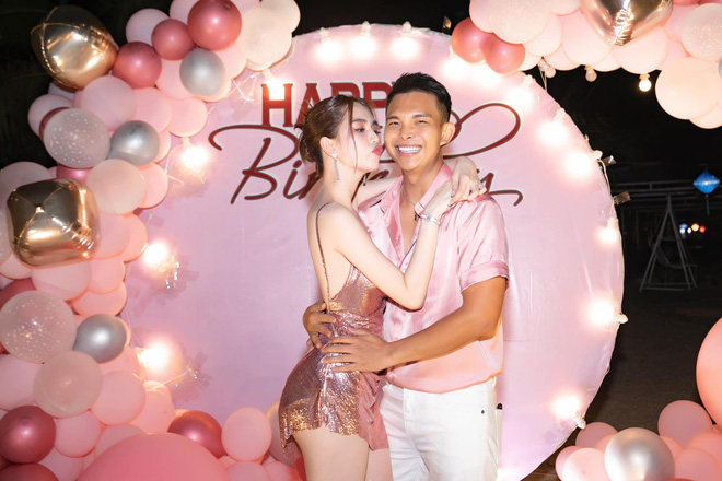 Lộ clip Kỳ Duyên nằm gọn trong lòng 1 người đàn ông, là nhân vật từng đụng chạm vòng 3 Ngọc Trinh-6