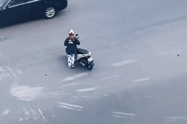 Dựng xe máy để tập thể dục ngay giữa ngã tư đường, cô gái khiến dân mạng ngán ngẩm