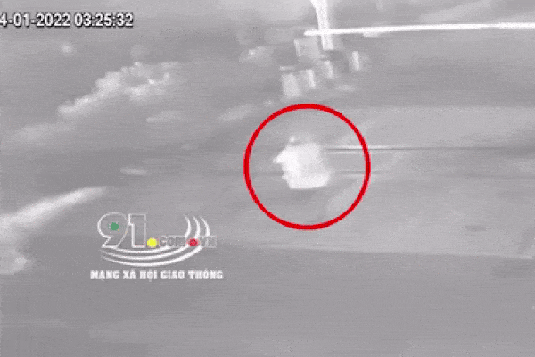 Phớt lờ cảnh báo, người phụ nữ trượt chân rơi xuống khe hẹp đường ray-1