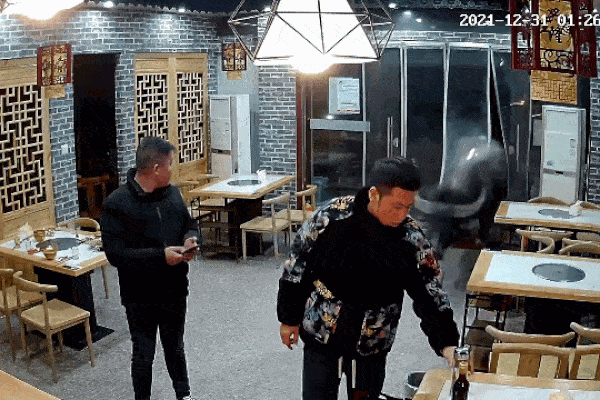 Bò lao thẳng vào nhà khiến cả gia đình chạy tán loạn-1