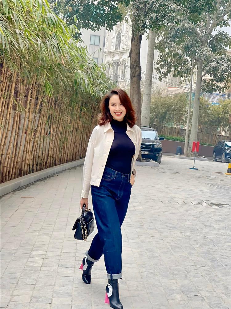 Hồng Diễm mặc đồ quá khéo, gợi ý 10 cách diện áo thun không sợ cưa sừng làm nghé cho nàng 30+-2