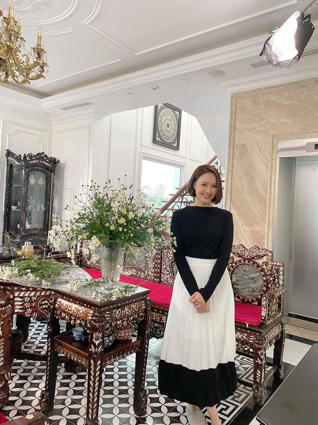 Hồng Diễm mặc đồ quá khéo, gợi ý 10 cách diện áo thun không sợ cưa sừng làm nghé cho nàng 30+-8