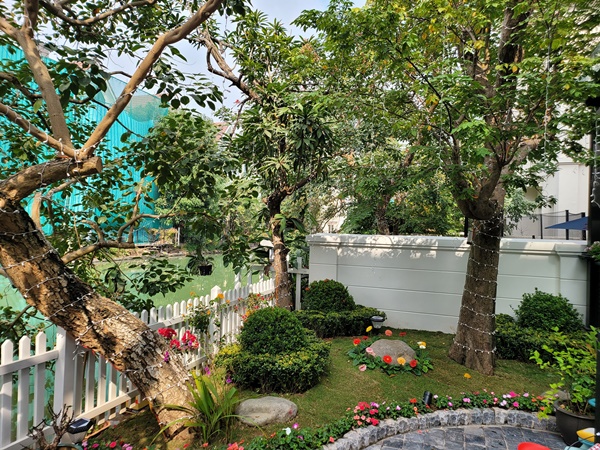 Ca sĩ Tuấn Hưng chiều vợ hết nấc, đầu tư mạnh tay cho biệt thự cao cấp ngập hoa tươi rực rỡ-4