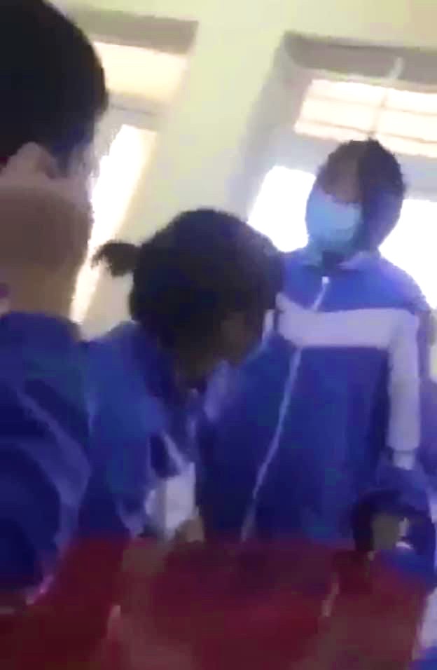 Nữ sinh cấp 3 ở Quảng Bình tát liên tiếp vào mặt bạn trong lớp học-1