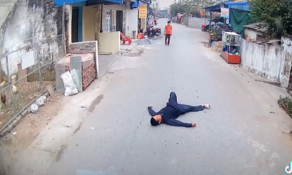 Thấy ô tô đang đi đến, người đàn ông nằm vật ra trước đầu xe, tình huống sau đó khiến ai cũng khó hiểu-2
