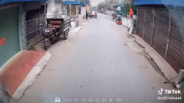 Thấy ô tô đang đi đến, người đàn ông nằm vật ra trước đầu xe, tình huống sau đó khiến ai cũng khó hiểu-1