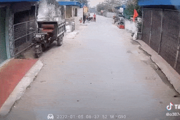 Người đàn ông bị kẹp giữa 2 ô tô tải, cả phố đứng hình rồi vỡ òa khi thấy bóng áo xanh-1
