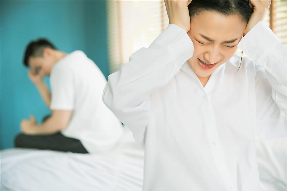 Không phải rằm, mùng 1 mà ngày nào vợ cũng mua hoa cúng, khó hiểu tôi theo em tới chỗ bán hoa thì á khẩu-1