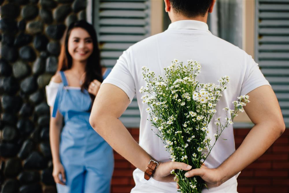 Không phải rằm, mùng 1 mà ngày nào vợ cũng mua hoa cúng, khó hiểu tôi theo em tới chỗ bán hoa thì á khẩu-2