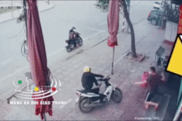 Video: Dùng mô tô tông sập cửa để trộm đồ trong tiệm làm tóc-1