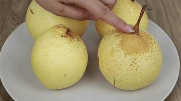 Khi mua lê, đừng chỉ chọn những quả to. Hướng dẫn bạn 4 mẹo để dễ dàng chọn được lê cái mỏng và mọng nước-1