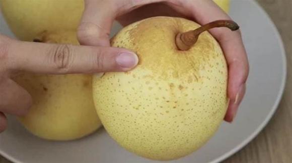 Khi mua lê, đừng chỉ chọn những quả to. Hướng dẫn bạn 4 mẹo để dễ dàng chọn được lê cái mỏng và mọng nước-2