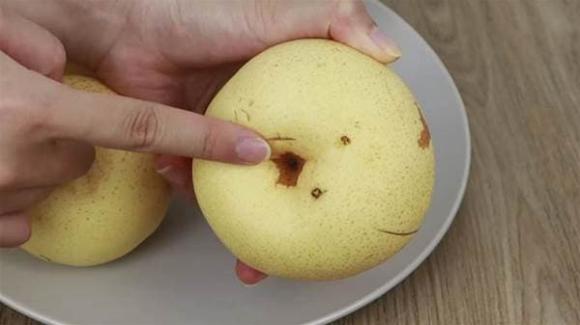 Khi mua lê, đừng chỉ chọn những quả to. Hướng dẫn bạn 4 mẹo để dễ dàng chọn được lê cái mỏng và mọng nước-4