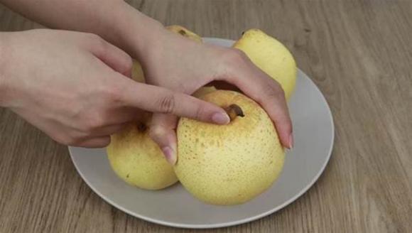 Khi mua lê, đừng chỉ chọn những quả to. Hướng dẫn bạn 4 mẹo để dễ dàng chọn được lê cái mỏng và mọng nước-5