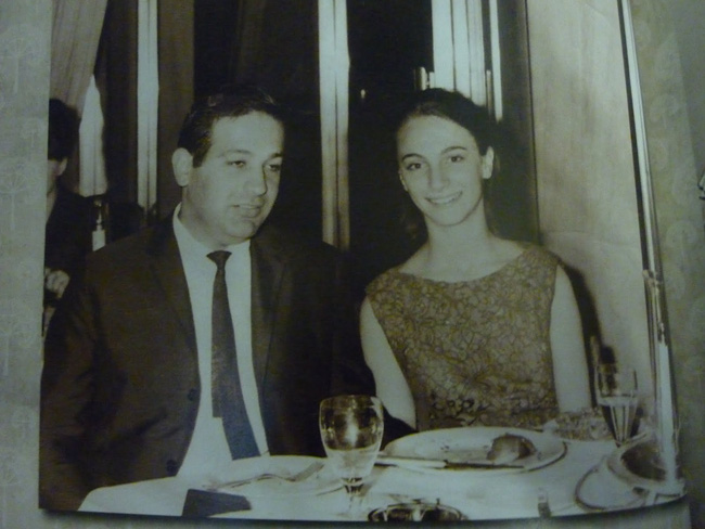 Tỷ phú từng vượt mặt Bill Gates: Hôn nhân sắp đặt với cô dâu 18 tuổi thân thế không tầm thường và 1600 tỷ làm điều kỳ diệu sau cái chết của vợ-2