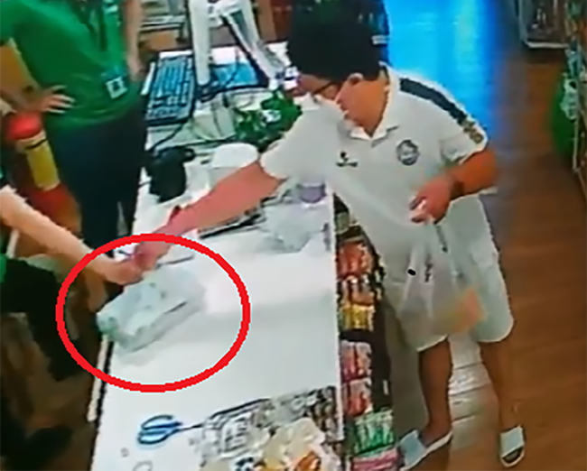 Nữ sinh viên đi làm thêm khóc ròng vì vị khách nam cầm nhầm bịch tiền hàng chục triệu khi thanh toán-1