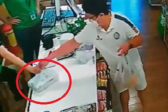 Nữ sinh viên đi làm thêm khóc ròng vì vị khách nam 