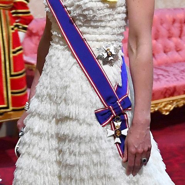 11 món quà đắt giá, độc nhất vô nhị mà Công nương Kate nhận từ Hoàng gia Anh, Meghan cũng thầm ganh tỵ-12