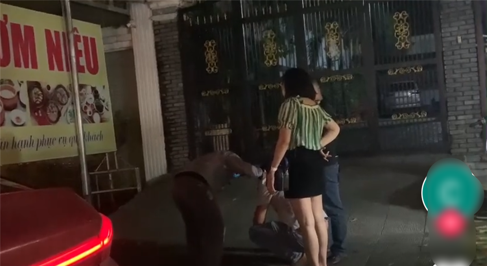 Bắt quả tang vợ với nhân tình trên xe BMW tiền tỷ, chồng túm tóc kẻ thứ ba mắng té tát giữa phố: Mày nuôi được vợ tao không?”-2