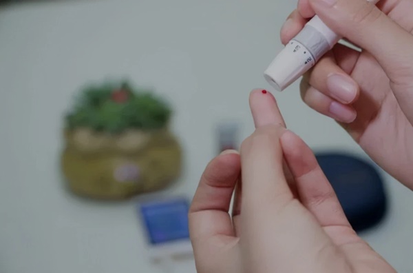 Người có đường huyết cao khi ăn nên nhớ 3 giảm, 2 tăng, 1 chậm để không lo dư thừa đường huyết, tránh được nhiều biến chứng cho tim, thận-5