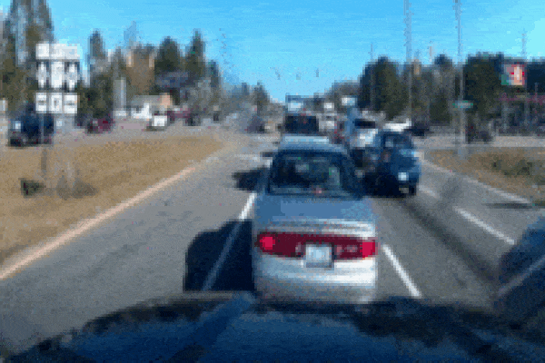 Xe bán tải nát vụn sau cú đâm kinh hoàng, tài xế văng ra ngoài tử vong tại chỗ-1