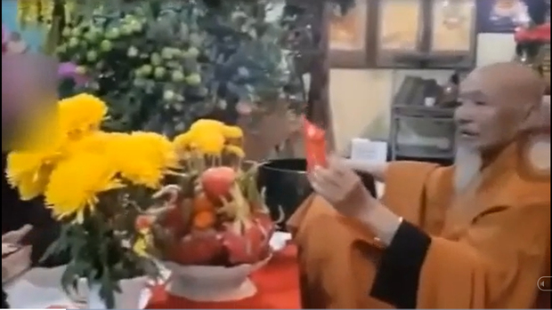 Clip ghi cảnh mừng thọ của ông Lê Tùng Vân gây xôn xao: Lễ vật đề huề, từ chối nhận bánh trái, chỉ nhận bao thơ-1