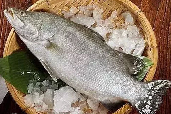 Nghị lực sống phi thường của cô bé có trái tim mong manh ngoài lồng ngực-1