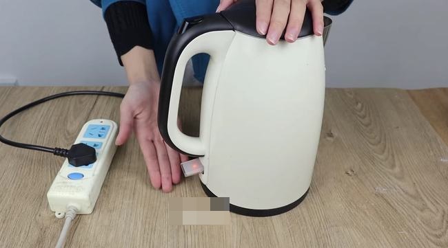 Dùng ấm siêu tốc đun nước tưởng đơn giản nhưng nhiều người sử dụng sai, khiến ấm vừa nhanh hỏng lại nguy hiểm đến tính mạng-2