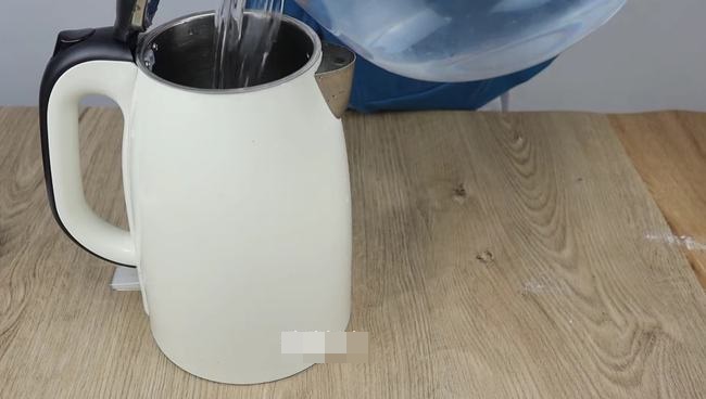 Dùng ấm siêu tốc đun nước tưởng đơn giản nhưng nhiều người sử dụng sai, khiến ấm vừa nhanh hỏng lại nguy hiểm đến tính mạng-5
