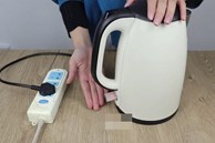 Dùng ấm siêu tốc đun nước tưởng đơn giản nhưng nhiều người sử dụng sai, khiến ấm vừa nhanh hỏng lại nguy hiểm đến tính mạng