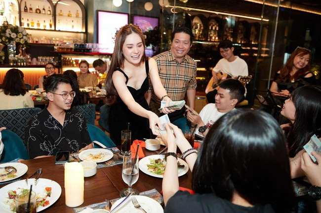 Nữ đại gia quận 7 thưởng Tết dài tập cho nhân viên từ tiền đến quà rồi du lịch nghỉ dưỡng-4