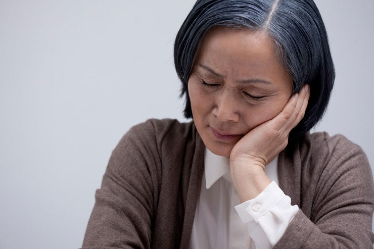 Vợ hấp hối, anh trai vẫn đi xả stress rồi đưa cô gái trẻ măng về dự tang lễ, cả nhà tôi cấm thì mẹ vợ anh lại bênh vực-1