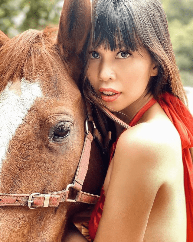 Mới tậu căn hộ 14 tỷ chưa lâu, Hà Anh tiếp tục khoe combo trên hột xoàn, dưới sổ đỏ đầu năm mới-6