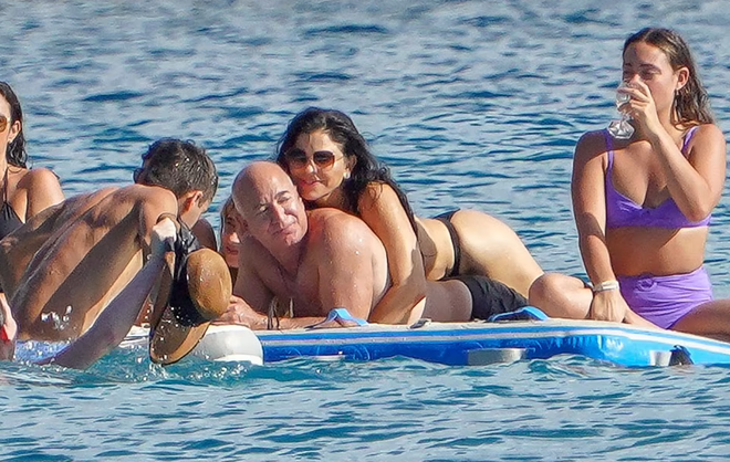 Loạt hình ảnh phản cảm đến chướng mắt của người tình tỷ phú Amazon so với vợ cũ mới thấy thực tế phũ phàng làm sao!-1