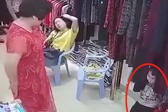 Bé trai làm 1 hành động khi bị bắt cóc, xem lại camera trích xuất mà cha mẹ nào cũng giật mình: Rất đáng học hỏi!